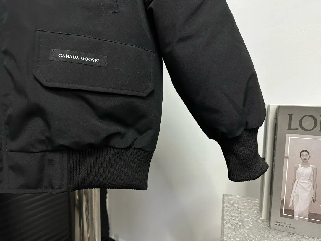 P780 [Canada goose] 01 Exdition Parka Down Jacket for Couples. Genuine original version. You need to compare with the genuine product at any time. All accessories are custom-made from the original factory. 💯The softness and hardness of the fabric is compared with the original one. It can be restored by kneading at will (fabric misunderstanding: fabrics with high hardness are not waterproof. Only those who buy the latest authentic version this year will notice the softness and comfort of the fabric) 💯The down is synchronized with the genuine white duck down, fluffy and not lumpy. Electronically controlled velvet filling machine 💯Customized zippers with genuine YKK military-grade copper core zipper pullers, high hardness and no jamming 💯The fur collar is purchased from Western Canada coyote skin original customization 💯All workmanship and wiring are controlled by workers with more than ten years of service. They must be horizontal and vertical, and are not crooked. The inner wiring density is more sophisticated. Feel free to compare 💯label, collar label, washed label, hangtag, zipper rope, pocket label Back label, collar velvet, Velcro fasteners, cuffs, all details are updated simultaneously with the original product. The best version, the most complete colors, battle all kinds of worldly goods, sizes: XS-XXL